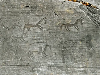 Forhistorie, Camunni-civilisationen, klippekunst: en indgraveret klippe med en jagtscene, en jæger svinger et spyd. Perioden mellem yngre stenalder og bronzealder. Capo di Ponte, nationalparken for helleristningerne i Naquane, Valcamonica, Val Camonica