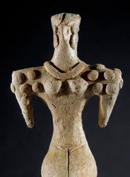 Forhistorie: lerstatuette af en kvinde med firkantet skulder fra det centrale Turkmenistan (Kara-Depe-regionen). 4000-3700 f.Kr. Eneolitikum, kobberalder. Sol. 18 cm Moskva, Institut for Arkæologi ved Det Russiske Videnskabsakademi, Rusland