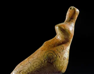 Forhistorie: feminin lerstatuette fra stedet for Jalangac Depe (Sydturkmenistan). 4000-3500 f.Kr. Eneolitikum, kobberalder. Sankt Petersborg, Eremitagemuseet, Rusland