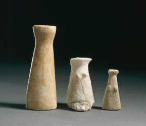 Forhistorien: kvindelige idoler fra fundstedet Los Millares (Almería). Spanien, Madrid, Det Nationale Arkæologiske Museum.