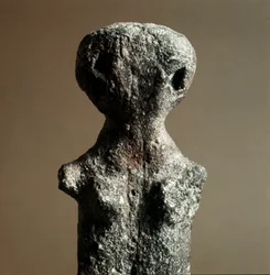Forhistorie: feminint terracotta-idol fra Necropolis of Arene Candide (Finale Liguria), Ligurien. Mellemneolitikum, stenalder. Genes, ligurisk arkæologisk museum