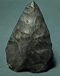 Forhistorie: flint amygdaloid biface. Nedre palæolitikum. Verone, Civic Museum of Natural History, Italien