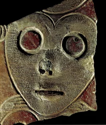 Forhistorie: fragment af lervase dekorerer en maske fra et sted nær Vosnesenovka (Rusland). 3000 f.Kr., yngre stenalder. Museum for arkæologi og etnografi af den sibiriske gren af det russiske videnskabsakademi, Novosibirsk, Rusland