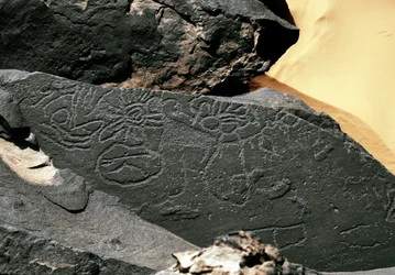 Forhistorie, klippekunst: gravsten af former i stil med Tazina. Stenalder 5000-2000 f.Kr. Taghit, Haut plateau du Hoggar (Ahaggar), Algeriet