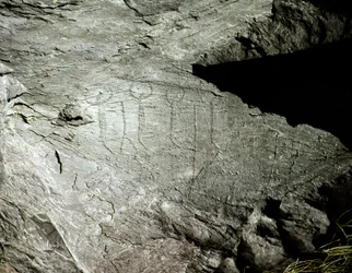 Forhistorisk tid, klippekunst: indhuggede klippefremstillinger af to par okser, der trækker en vogn. Kobberalderen. Eneolitisk periode (kalkolitikum). Klippe nr. 2. Cemmo (Brescia), den nationale arkæologiske park for Cemmos klippeblokke, Italien