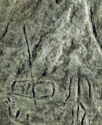 Forhistorie, klippekunst: helleristning (graffiti på sten) af en repræsentation af en båd og en menneskelig figur. neolitikum, stenalder. (Aserbajdsjan) Bronzealder. Baku, Aserbajdsjans statsreligionshistoriske museum