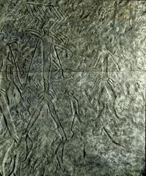 Forhistorie, klippekunst: helleristning (graffiti på sten) af menneskelige figurer. neolitikum, stenalder. (Aserbajdsjan) Bronzealder. Baku, Aserbajdsjans statsreligionshistoriske museum