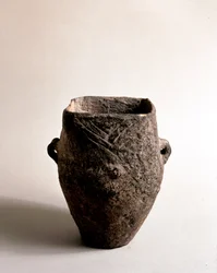 Forhistorie: terracotta vase med firkantet åbning af den yngre stenalder fra Caverna Delle Arene i Candide (Ligurien). Pegli, Villa Pallavicini-museet