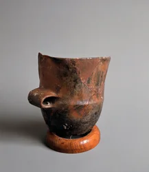 Forhistorie: terracotta vase med firkantet åbning af den yngre stenalder fra Caverna Della Pollera (Ligurien). Pegli, Villa Pallavicini-museet