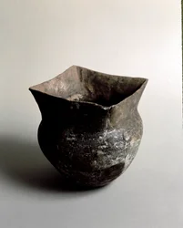 Forhistorie: terracotta vase med firkantet åbning af den yngre stenalder fra Caverna Delle Arene i Candide (Ligurien). Pegli, Villa Pallavicini-museet