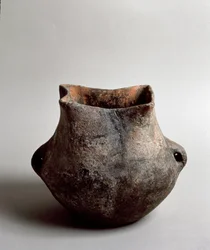 Forhistorie: terracotta vase med firkantet åbning af den yngre stenalder fra Caverna Delle Arene i Candide (Ligurien). Pegli, Villa Pallavicini-museet