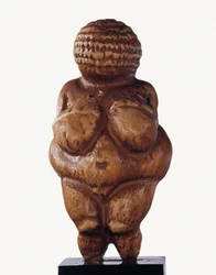 Venus af Willendorf. Statuette af kalksten, der forestiller en kvinde med meget udviklede former. 23000 f.Kr. (kalksten)