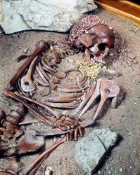 Graven af den øvre palæolitikum. Skelet fra den etniske gruppe Combe Capelle fundet i Arene Candides hule kendt som den "unge prins", i Ligurien. 16610 år f.Kr.