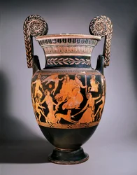 Pronomos-vasen. En gruppe skuespillere forbereder sig på at opføre et skuespil. Volutkrater med røde og hvide figurer malet af Pronomos. Keramik. Mål: 74 cm. Inv. 81673. Museo Archeologico Nazionale, Napoli