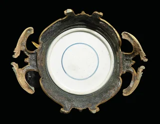 En af et par af Ludvig XV ævle, porcelæn 1662-1722, beslag ca. 1745-49 (ormolu-monteret porcelæn)