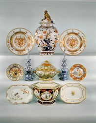 Imari baluster vase; Rose-verte våbenfad, c. 1724; Famille rose bombe terrin og dæksel; To blå og hvide tulipanvaser; Famille Rose armorial plade; Imari tallerken af Cornelius Prenk; Famille Rose aflangt fad; Famille Rose hexagonal jardiniere (porcelæn)