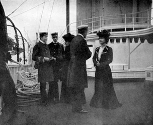 En gruppe på den kongelige yacht Victoria og Albert III i København, Sverige, 1908.