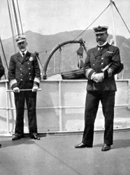 Kommandør Sir Archibald Milne 1855-1938 med kaptajn V Stanley, 1908.