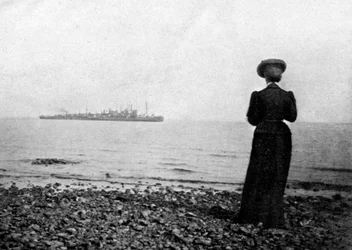 Kejserinde Maria Feodorovna ser på et dansk flådefartøj ud for Hvidovre, Danmark, 1908.