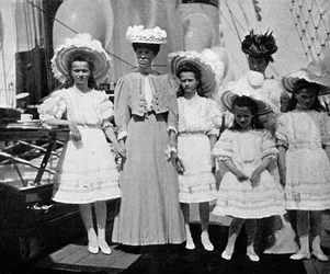 Tsar Nicholas IIs mor, søster og børn 1868-1918 af Rusland, 1908.