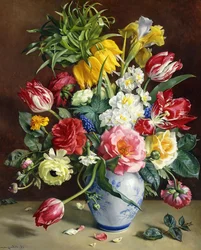 Tulipaner, roser, narcisser og andre blomster i en blå og hvid vase