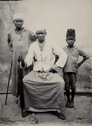 Mand og to drenge, Tanzania (gelatine sølvtryk)