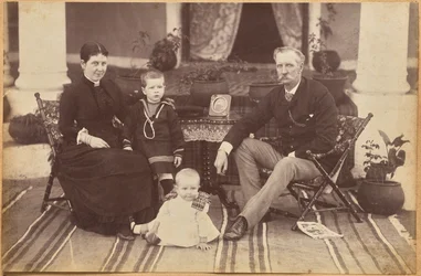 Oberst Carpendale og familie, Neemuch (forside, nederst)