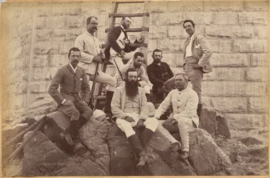 Ledende personale fra Messrs. Glover & Co. ved Sindh-broen (forside, øverst)