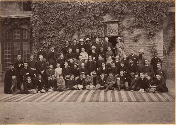 Elever og personale på mellemtrinnet, Bishop Cotton School, Shimla (verso)