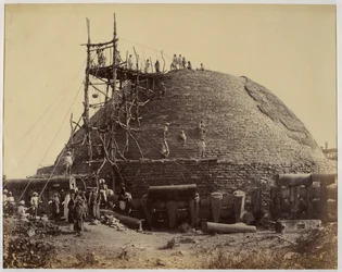Sanchi stupa fra sydvest under reparationer