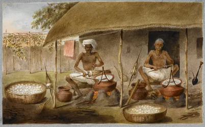 To mænd, der sidder uden for en hytte og trækker silken ud fra kokoner, og vikler den i spindler ved at koge kokonerne i vand, ca. 1820 (akvarel på papir)