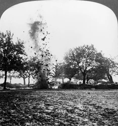En tysk granat eksploderer, Første Verdenskrig, 1914-1918.
