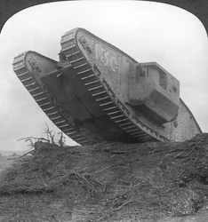 En tank, der bryder gennem ledningen ved Cambrai, Frankrig, Første Verdenskrig, c1917-c1918