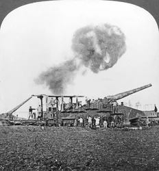 Britiske 16 tommer jernbanekanoner i aktion, Første Verdenskrig, c1914-c1918.