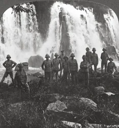 Britiske tropper forfrisker sig ved et vandfald, Afrika, Første Verdenskrig, c1914-c1918