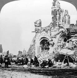 Tyske krigsfanger ved siden af ruinerne af basilikaen Albert, Frankrig, Første Verdenskrig, 1914-1918.