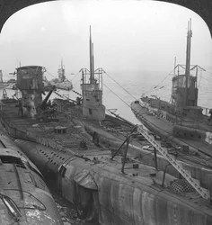 Tyske ubåde sikret i en kanalhavn, c1918-c1919