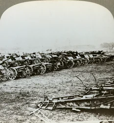 Hundredvis af tyske kanoner erobret ved Couralette, Frankrig, Slaget ved Somme, Første Verdenskrig, 1916