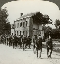 London Territorials på march, La Bassee Road, Nordfrankrig, Første Verdenskrig, 1914-1918.