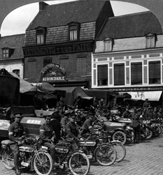 Lastbiler og motorcykler fra det indiske hærkorps, Merville, Frankrig, Første Verdenskrig, 1914-1918.
