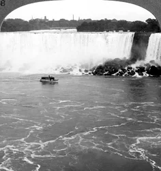 Niagara Falls and the Maid of the Mist, fra de canadiske klipper, Canada.