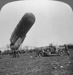 Observationsballon ved at stige, Første Verdenskrig, c1914-c1918.