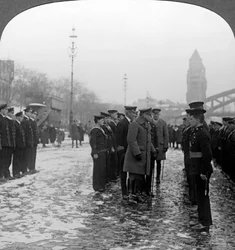 Sir Douglas Haig inspicerer søfolk, Første Verdenskrig, 1918.