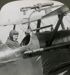 Sopwith Scout med fotografisk pistol monteret på den øvre fløj, Første Verdenskrig, 1914-1918.