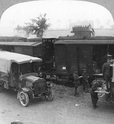 Tropper og forsyninger hastes fra et jernbanehoved til skudlinjen, Første Verdenskrig, c1914-c1918
