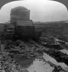 Whippet tank på en mudret slagmark, Morcourt, Frankrig, Første Verdenskrig, 1918.