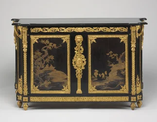 Kommode (kommode), ca. 1765-1770 (ibenholtsfiner med japanske lakpaneler, forgyldte bronzebeslag og marmorplade)