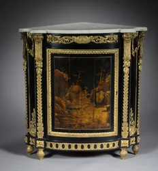Hjørneskab, ca. 1765-1770 (ibenholtsfiner, japansk lak, forgyldte bronzebeslag)