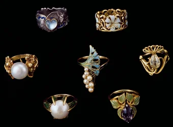 Guld, sølv og kobber ringe med emalje, opal, perler, ametyster og brillanter