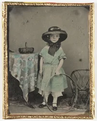 Portræt af en pige, der holder en bøjle ved et bord, c 1840-1890
